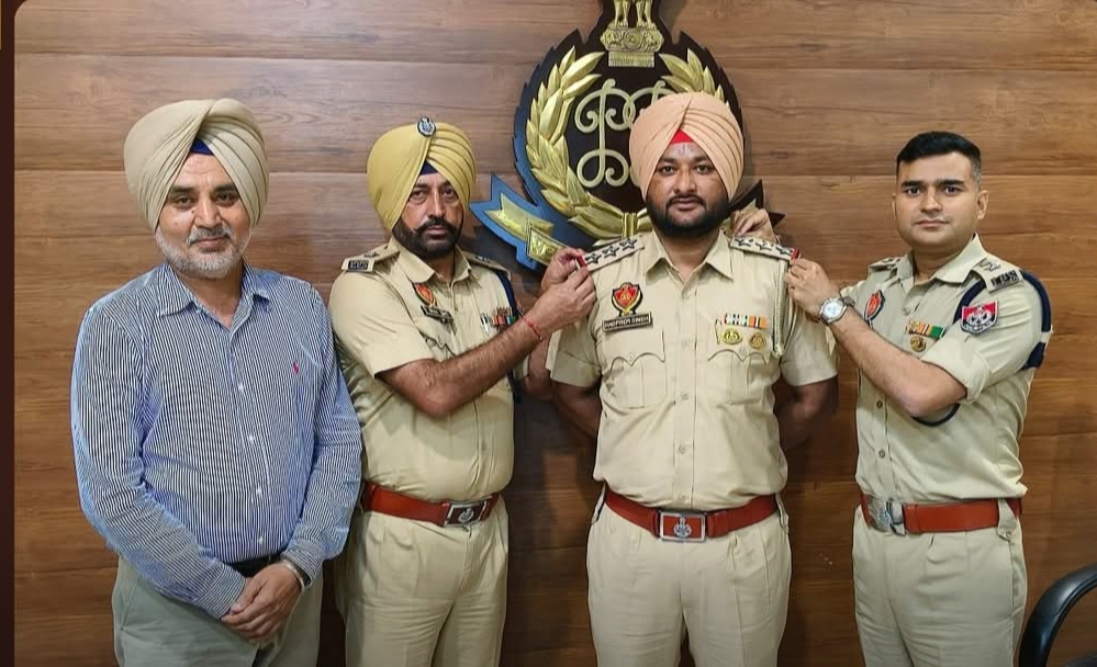 Harprem Singh becomes Inspector, SSP Sandeep Kumar Malik and SP PBI Major Singh put a star on him